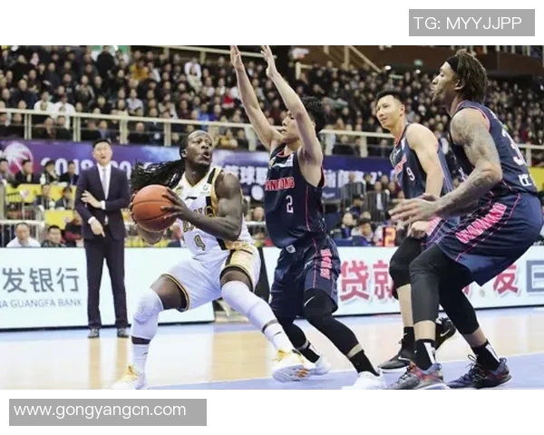 深圳篮球队配合引发热议球迷对战术选择和球员默契产生分歧